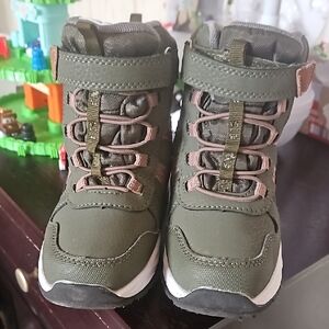 Green High-Top Boots with Thick Sole and Lace-Up Design